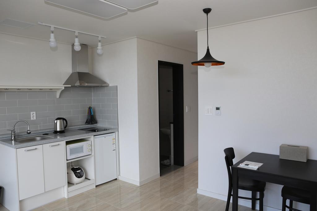 Plumeria Pension Чеджу Екстериор снимка